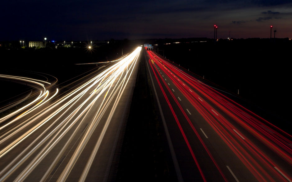 Foto einer Autobahn bei Nacht