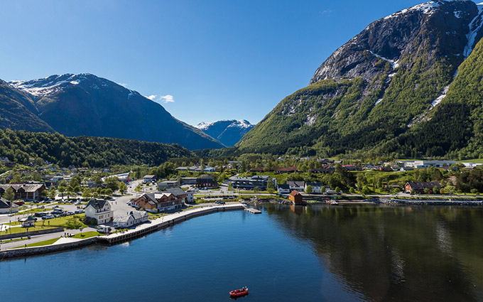 Ein Foto einer norwegischen Stadt am Fjord